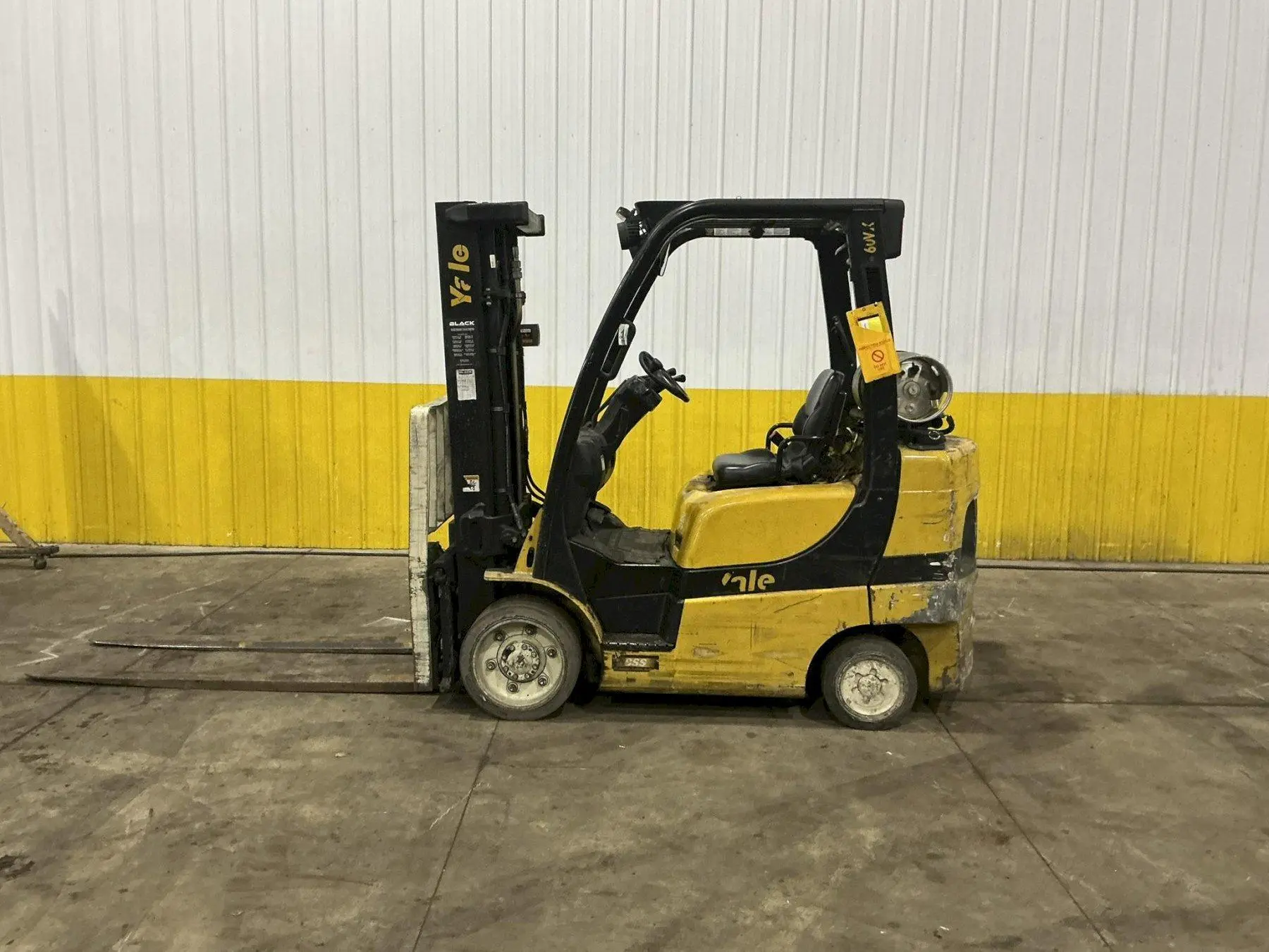 5,400 LBS YALE FORKLIFT W/ 181" LIFT HEIGHT AND 6' FORKS W/ AUTO ADJUST: YOBRO #25131