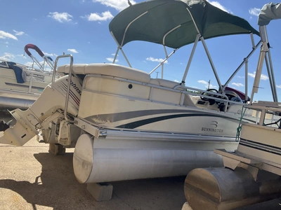 USED 2004 BENNINGTON 2280 RL
