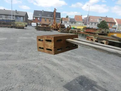 USED CLAMPING TABLE 700 X 300 X 500 MM