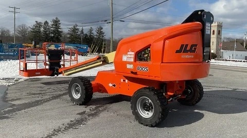 USED 2014 JLG 400S