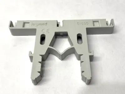 USED LEGRAND DIN RAIL MOUNT INSULATED SUPPORT LOT OF 4