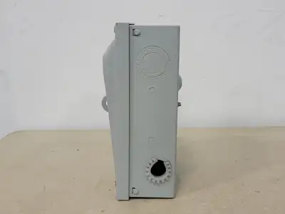 4 x 15 Amp, 1 Pole, 120/240 volts Circuit Breaker w/ Enclosure