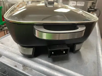 Used Farberware Used Farberware Royalty 7 Quart XL Nonstick Electric Black Skillet - Shir Electric Cooking Equipment Illinois US | Falcon Restaurant Supply #1376120