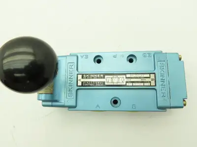 Honeywell Skinner S4LOMCX4 Directional Control Spool Valve 5 Port 3 Pos 1/2"NPT