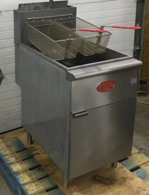 167-0093 Avantco FF518 70-100 lbs. Natural Gas Fryer