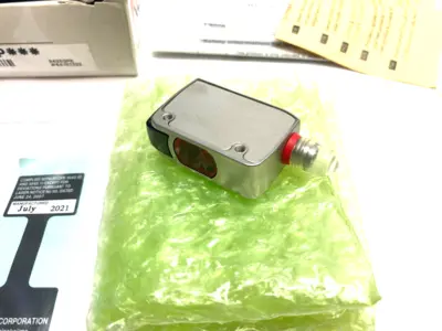 USED KEYENCE SELF-CONTAINED CMOS DISTANCE BASED LASER SENSOR, 3-PIN 250MM
