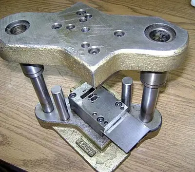 1573-390 Stamping Press Tool And Die To Make Triple Row Slim Cap .290mm
