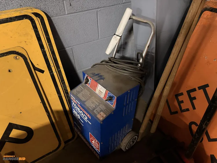 Used ASSOCIATED 6009 FAST CHARGER Battery Chargers Michigan US | Miedema Asset Management Group #1390051