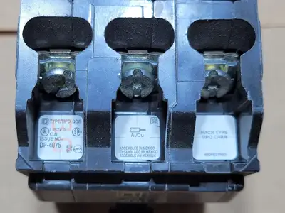 USED SQUARE D QOB330