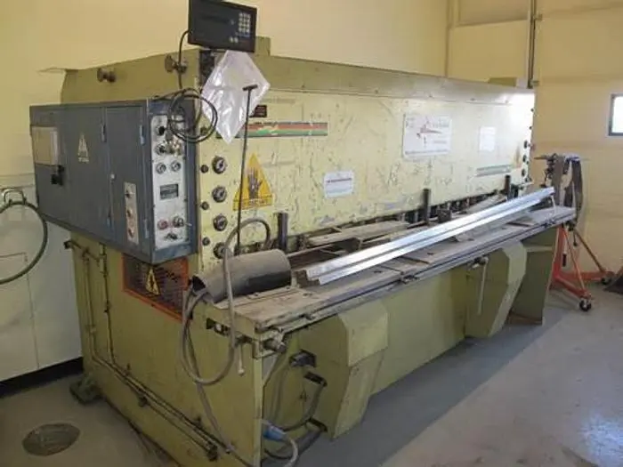 Used _UNKNOWN_ _UNKNOWN_ Power Squaring Shears (Inch) British Columbia CA | Modern Tool BC #1323691