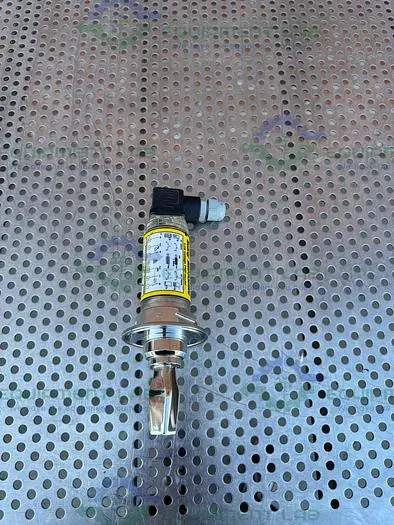 Used SOLARTRON MOBREY VT 17 VIBRATING LEVEL SWITCH W/ 2 1/2" SANITARY FITTING Sensors California US | Equipment Lab #485857