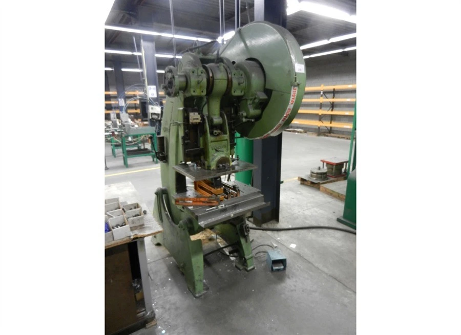USED SCHULER 32 TON