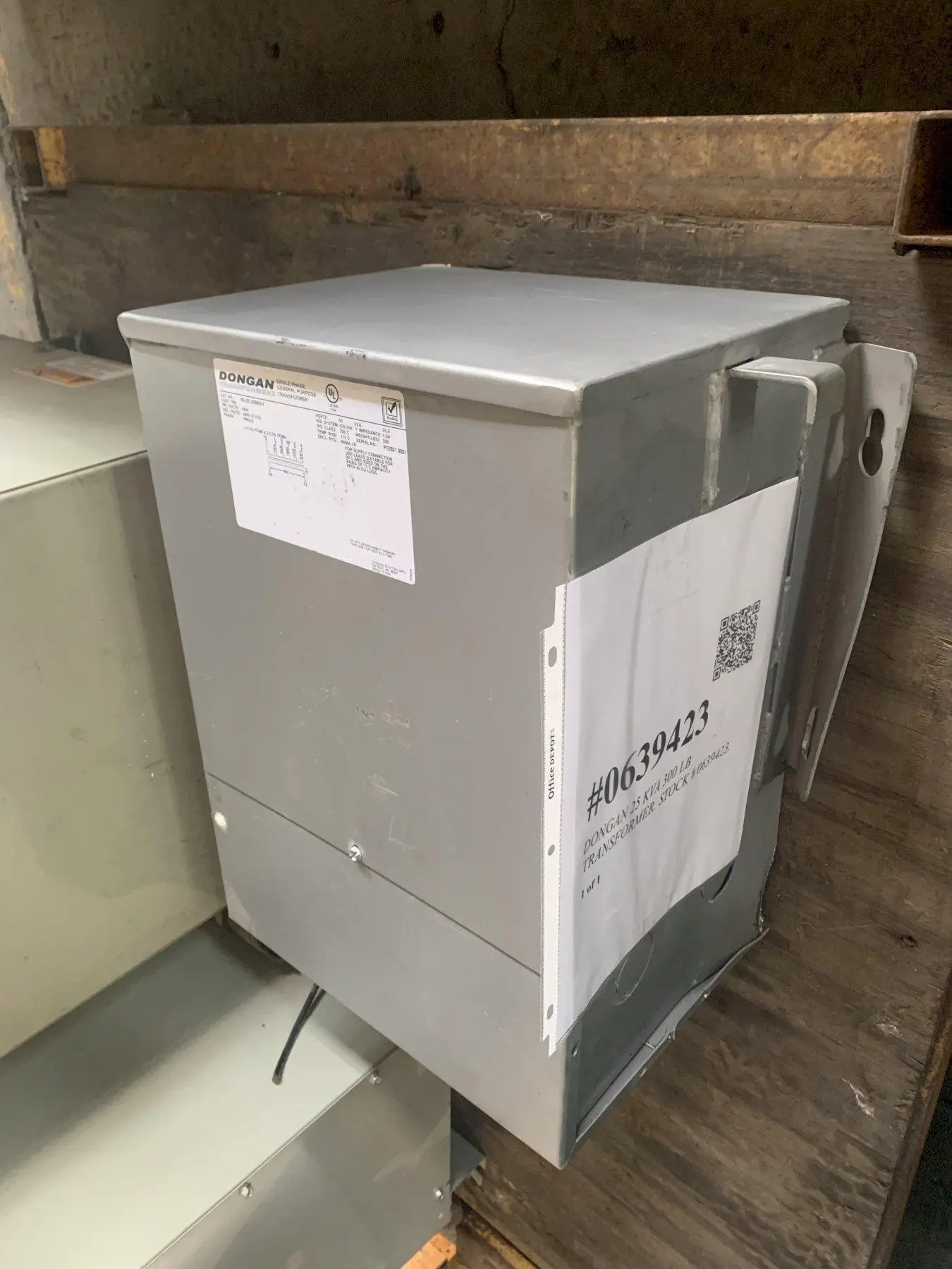 DONGAN 25 KVA 300 LB TRANSFORMER. STOCK # 0639423.