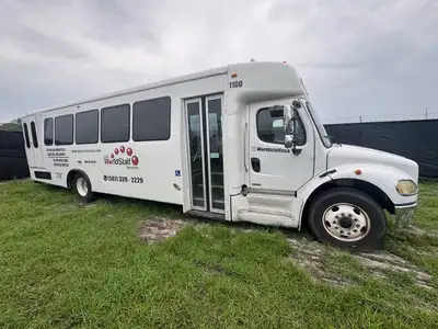 USED 2009 FREIGHTLINER M2 106