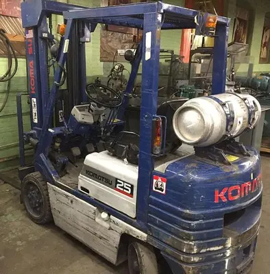 2956-560 KOMATSU 5000LB CAPACITY RIDE ON FORK LIFT TRUCK MODEL 25