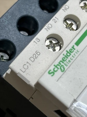 NEW Schneider LC1D25