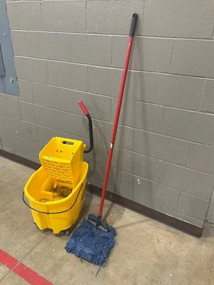 Rubbermaid mop and bucket