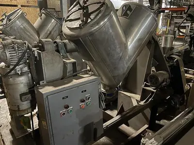 10 Cu Ft SS V blender with liquid/solids bar