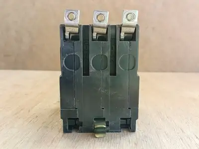 Used SQUARE D QOB315 Switchgears British Columbia CA | Lenmark #1438491