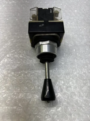 USED Allen-Bradley 800TT2S
