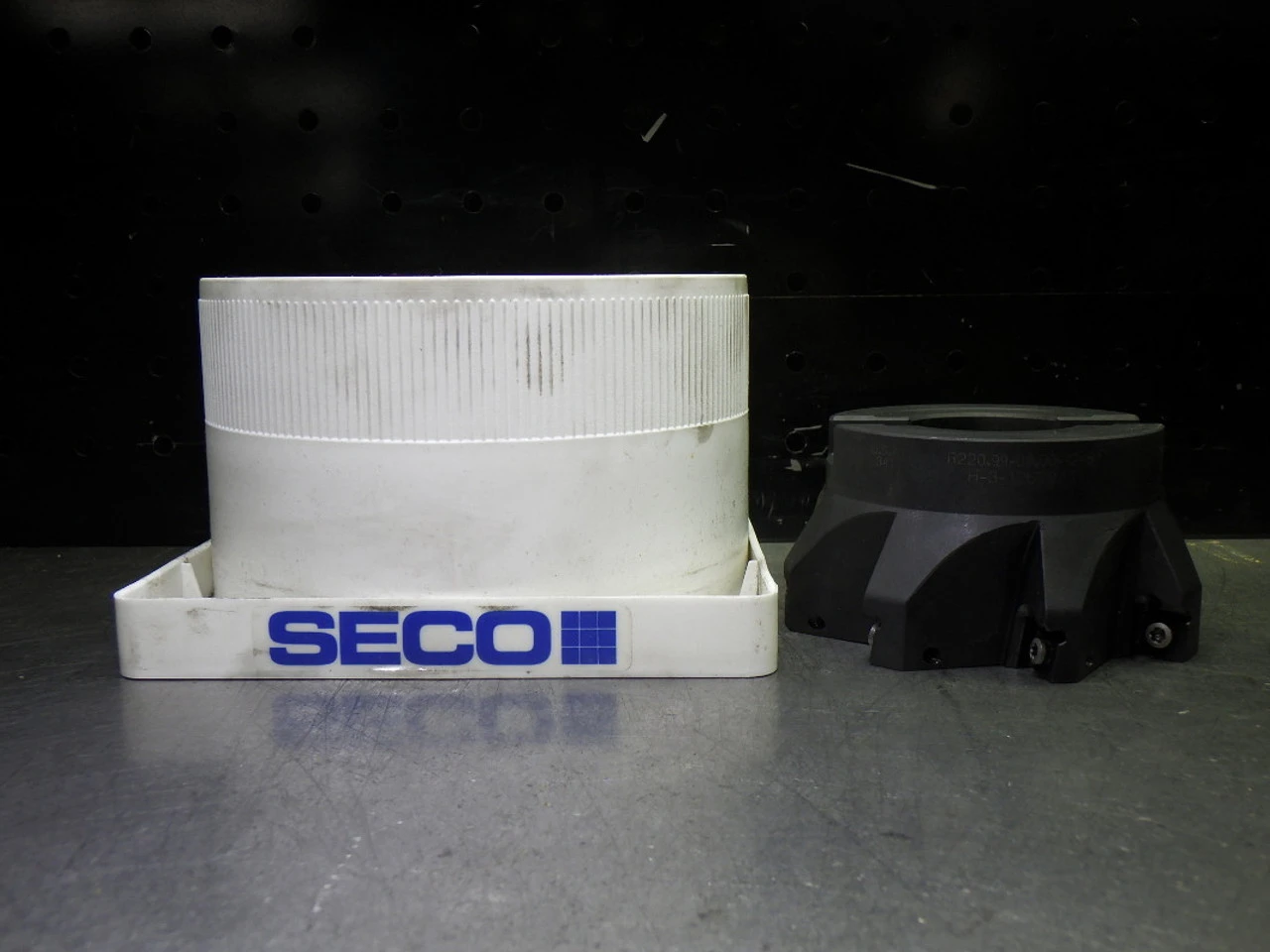 SECO 4" Indexable Facemill 1.5" Arbor R220.90-04.00-12-8 (LOC122)