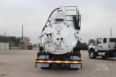 New | in-Stock 2027 PETERBILT 548 Vacuum Truck Texas US | Roll Off Truck World #1492009