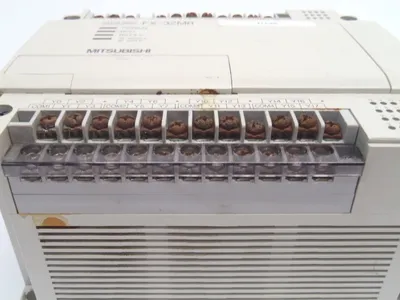 USED MITSUBISHI PROGRAMMABLE CONTROLLER 100-240VAC 50/60HZ