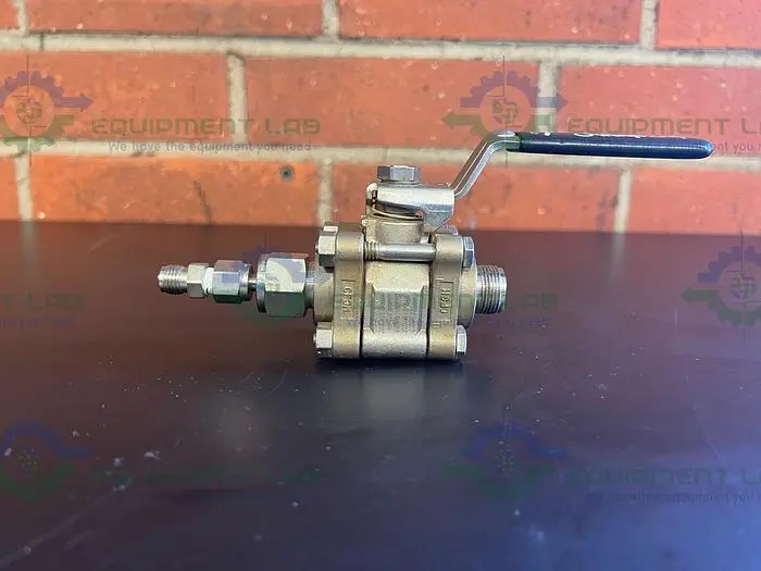 Used SWAGELOK STAINLESS STEEL BALL VALVE  W/ 3/4" THREADED FITTING Valves/Fittings California US | Equipment Lab #485596