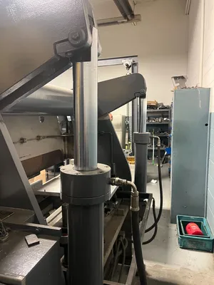 1989 ACCURPRESS 7606 Press Brake | Universal Press & Machinery (UPM) (5)