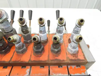 Danfoss 157U8393 Solenoid Valve 8 Station Manifold Assy 12VDC/Manual 3 Pos 2 Way