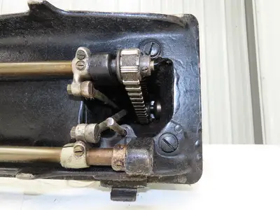Singer 107W1 Industrial Sewing Machine Head Zig Zag & Straight Vintage
