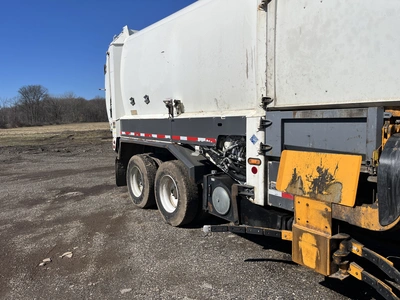 USED 2013 MACK LEU633 REFUSE PACKER BODY WITH AUTO ARM.