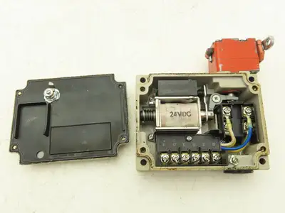 Omron D4BL-2DRG Solenoid Interlock Safety Door Switch 24VDC With Straight Latch