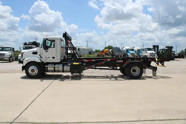New | in-Stock 2027 MACK MD7 Rolloff Trucks Texas US | Roll Off Truck World #1491920