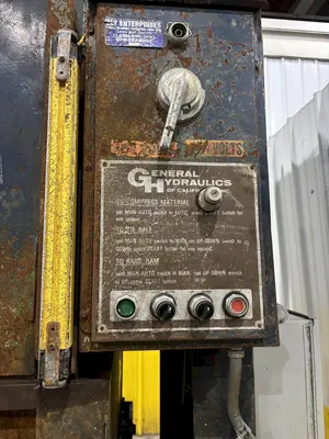60" X 48" X 30" GENERAL HYDRAULICS DOUBLE DOOR VERTICAL HYDRAULIC BALER: STOCK #23657