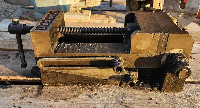 Dayton 6" Wide Jaw 90 Degree Tilting Milling/Drilling Vise