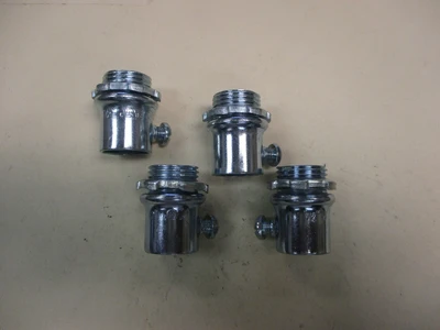 Unused 1/2" Steel Set One-Screw Insulated EMT Connectors (QTY 4)