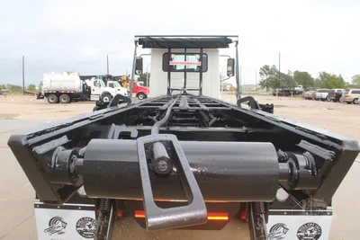 New | in-Stock 2025 MACK MD6 Rolloff Trucks Texas US | Roll Off Truck World #1491872