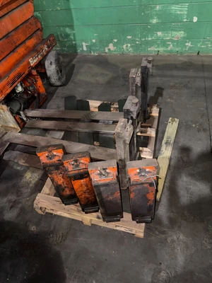 Used _UNKNOWN_ _UNKNOWN_ Pallet Forks Illinois US | Aucto #1437222