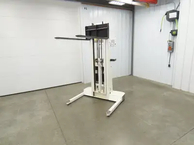 Crown 15BT Straddle Pallet Stacker Forklift 1400 lb 110" 12V Lift Manual Push