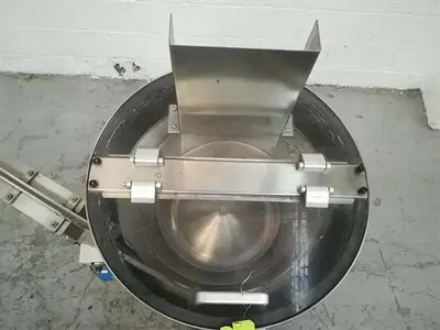 Ozaf model VL2T Stainless Steel Vibratory Cap feeder