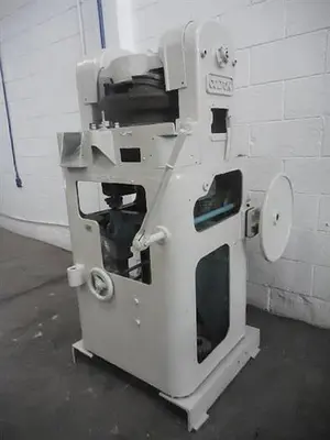 COLTON 33-STATION KEYED HEAD TABLET PRESS