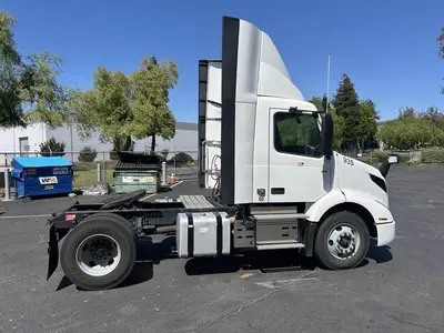 USED 2022 VOLVO VNR42T300