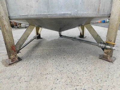 USED PERRY PRODUCTS 2000 GAL. VC