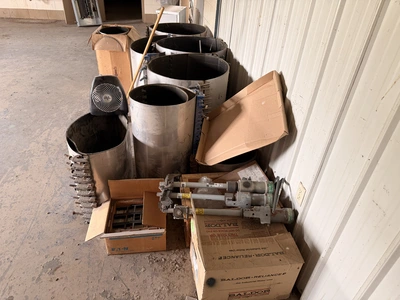 Used LOT INCLUDES GIANT CLAMPS AND MORE. _UNKNOWN_ Clamps Michigan US | Miedema Asset Management Group #1304309