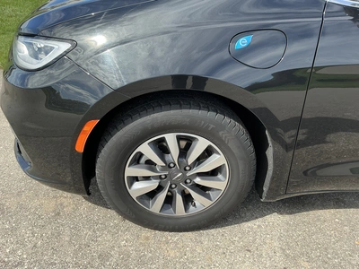 Used 2024 CHRYSLER PACIFICA HYBRID Vans Michigan US | Miedema Asset Management Group #1461350
