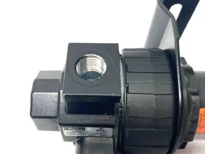 USED PARKER COMPACT REGULATOR, 1/4" PORTS, W/ GAUGE
