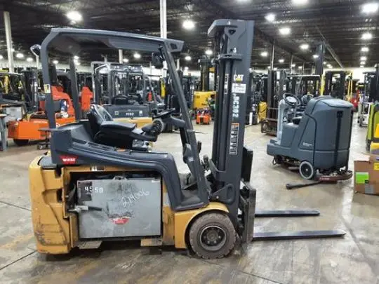 Used 2019 CATERPILLAR 2ET4000 3-Wheel Stand up Electric Counterbalance Forklifts | Russell Equipment #724017
