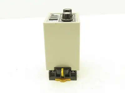 Omron SDV-FL6 Voltage Sensor Safety Monitor Relay 110 VAC W/Socket Base