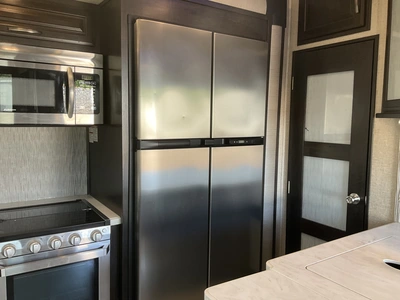 Used 2018 MOMENTUM 395M Campers, Caravans, Motorhomes Michigan US | Miedema Asset Management Group #1334425
